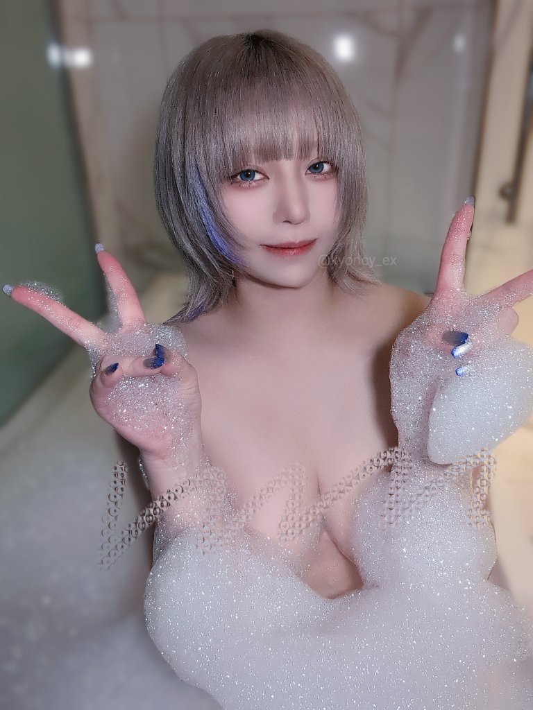 銀髪美女kyoncyがASMRでファンを魅了