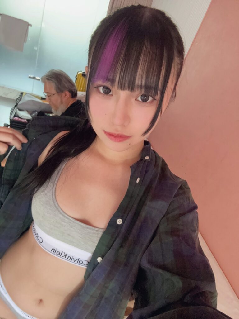黒髪・紫メッシュの地雷系ちっぱい台湾美少女