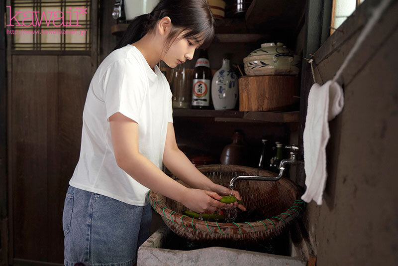 森林の恵みを感じ、豊かな自然に育まれた、汚れなき子は、実は濃厚おじさんとエッチがしたい！ 山梨県の過疎地で、お爺ちゃんと2人暮らしの女の子AVデビュー 柊みおり 4枚目